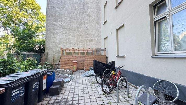 Ruhiger Innenhof mit Terrasse