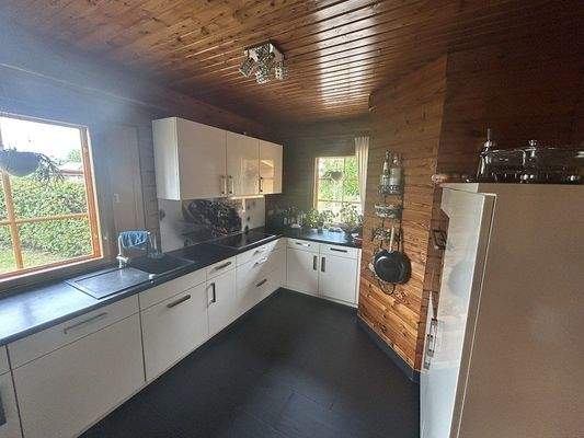 helle Küche mit sehr guter Ausstattung 