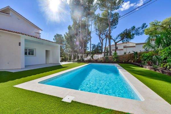 Detached Villa with Private Pool near a Golf Course in Altea