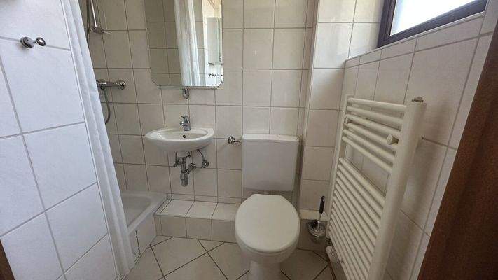 Gäste-WC mit Dusche