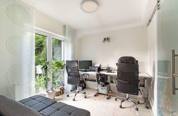 Lichtdurchflutetes Arbeitszimmer mit eigenem Terrassenausgang