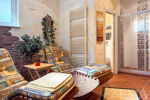 Relaxbereich mit Dusche und WC