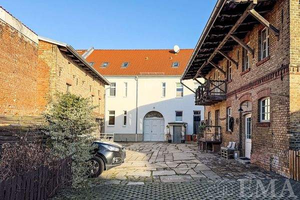 Hofansicht mit Remise