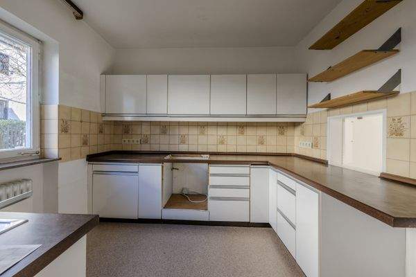 Küche mit Durchreiche