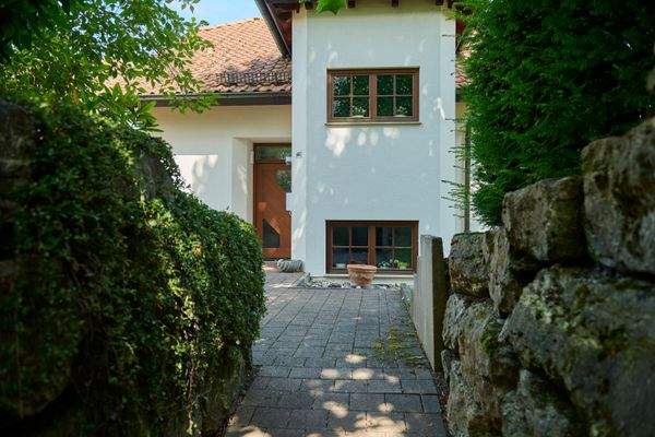 Weg von der Garage zum Hauseingang