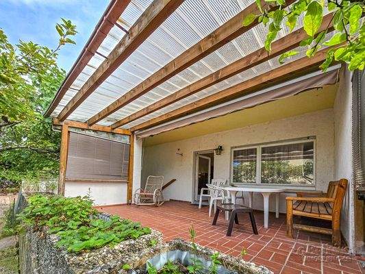 überdachte Terrasse im EG