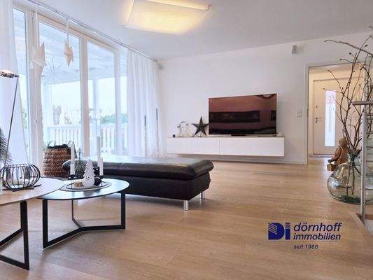 Wohnzimmer mit offener Küche