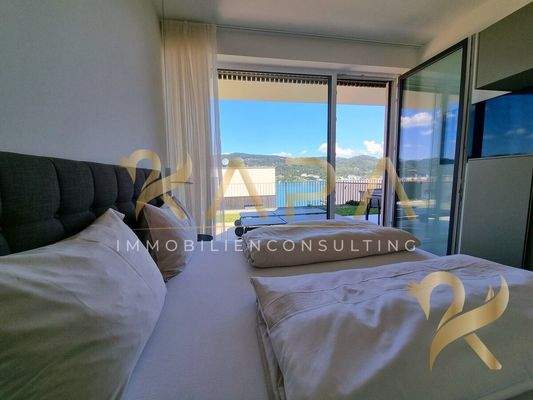 Schlafzimmer mit Seeblick