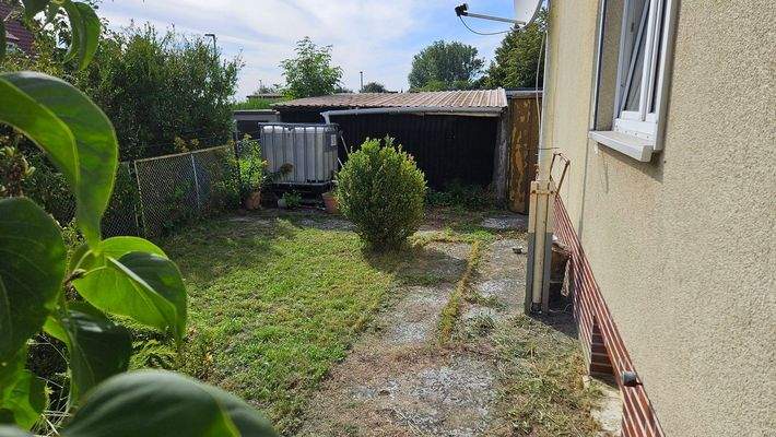 Garten am Hausgiebel.jpg