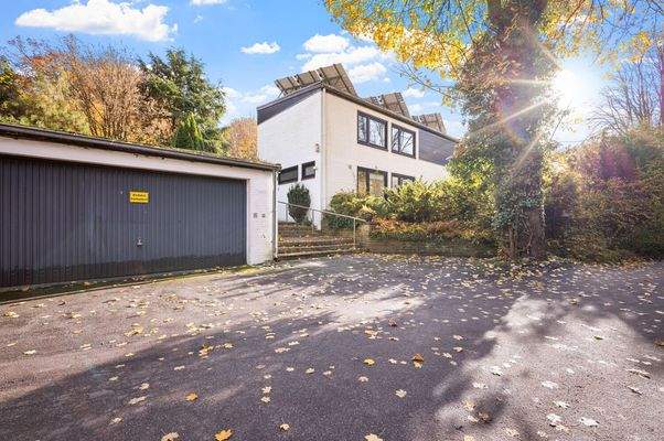 Doppelgarage und Aufgang zum Haus