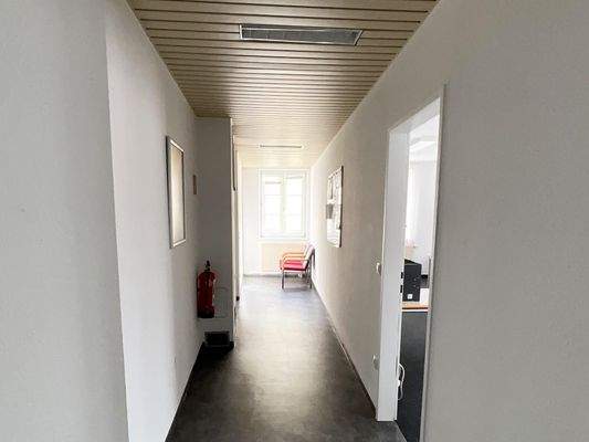 Vermietete Büroflächen Gang OG 1