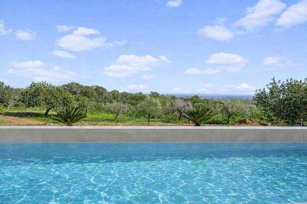 Pool und Blick zum Meer