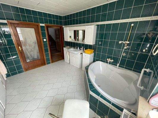 Wohnung 2 Oberg. Badezimmer.jpg