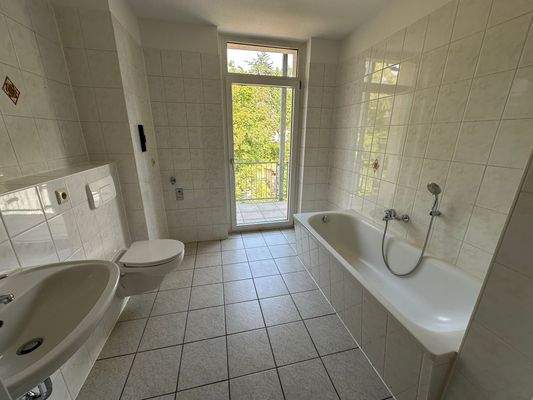 Helles Badezimmer mit Fenster