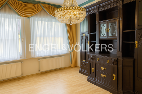 Wohnzimmer mit großen Fensterflächen