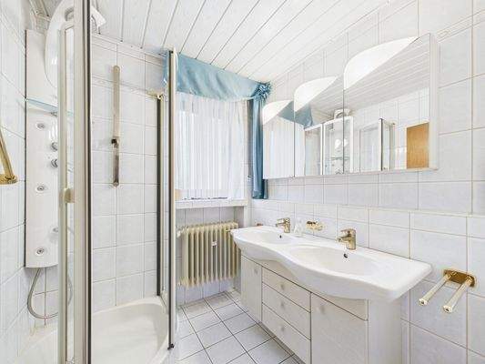 Tageslichtbad mit Dusche