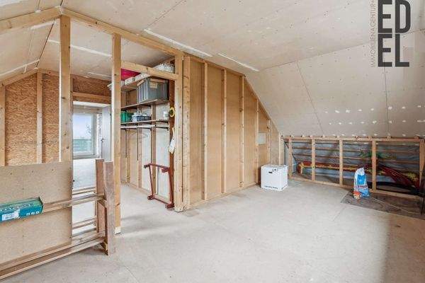 Ausbaureserve im Dachgeschoss mit Balkon