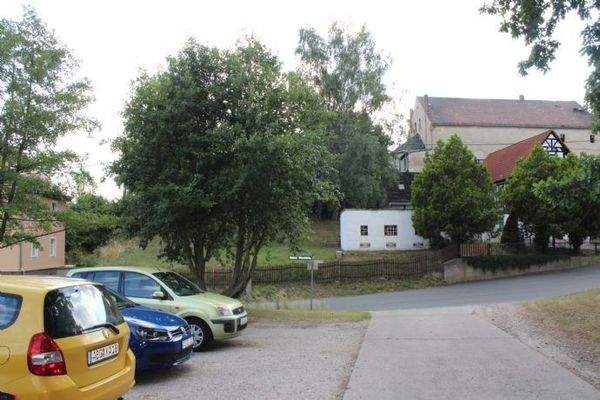 Stellplätze vor dem Haus