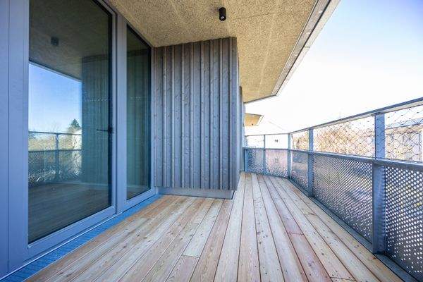 Überdachter Balkon mit Blick nach Norden - HERDERGÄRTEN 1.3.2