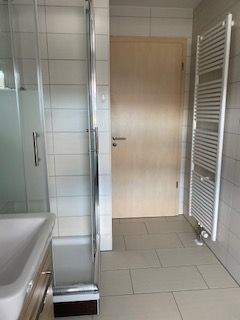 Bad rd. 8 m2 - Dusche, Wanne, WC, Fenster.jpg