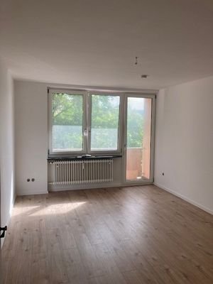 Wohnzimmer mit Balkon