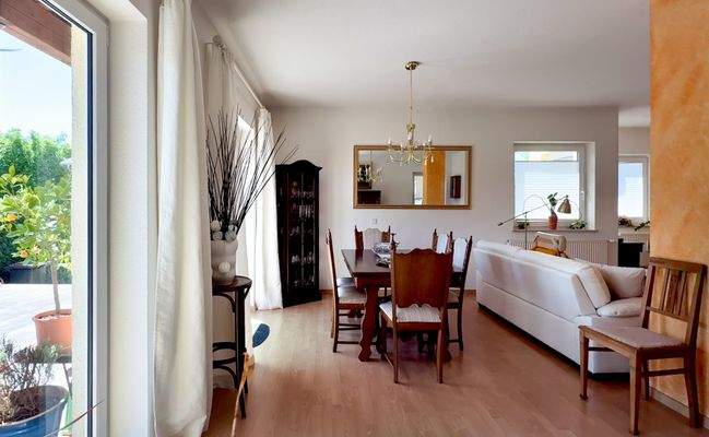 Essbereich mit Zugang zur Terrasse