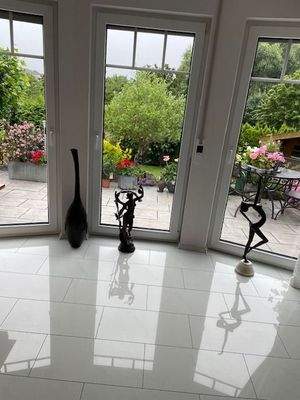 Blick auf die Terrasse aus dem Wohnzimmer