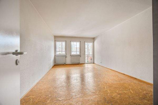 Helles Wohnzimmer mit Zugang zum Balkon