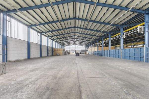 Die kleine Halle mit insgesamt 6 Rolltoren