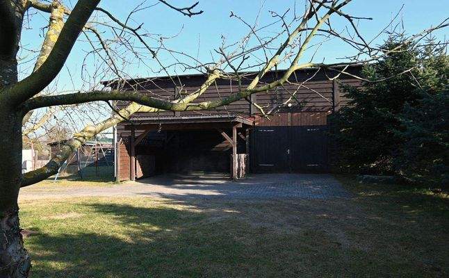 Blick auf die Scheune und Carport