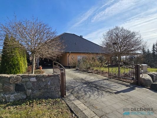 Großzügiges Grundstück, schöne Anlage