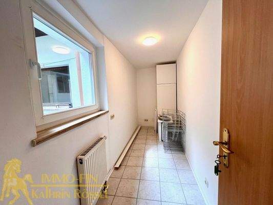 Raum hinter Küche - Gast/Büro/ Abstellkammer