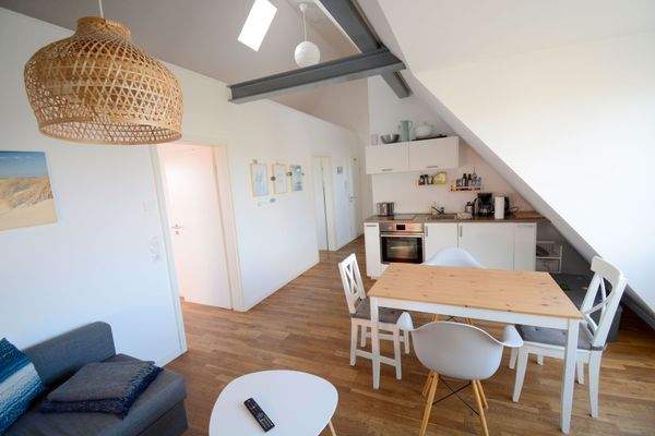 Wohn-/Esszimmer mit Balkonzugang