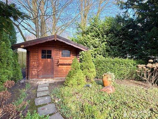 Zugehörige Gartenhütte