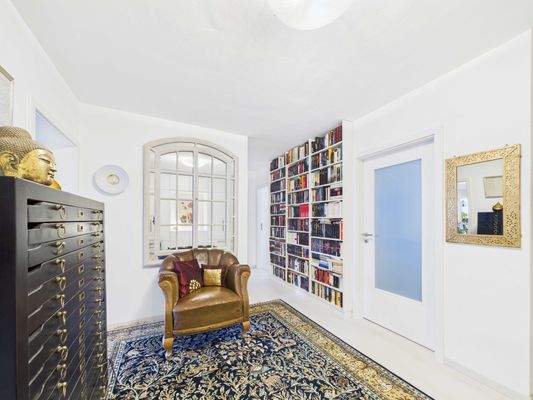 Diele mit Einbauregal