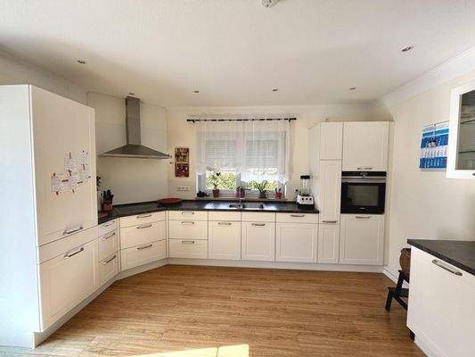 offene Küche mit Zugang zur Terrasse