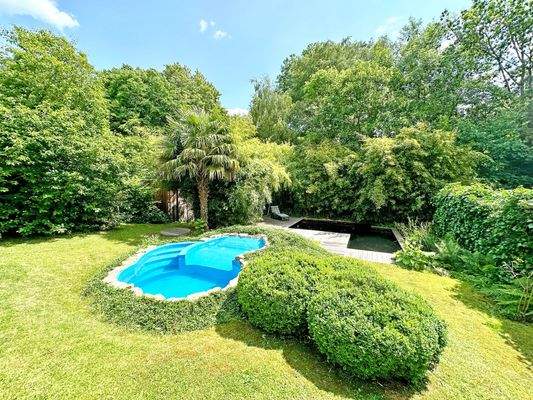 Blick zum Außenpool im Sommer