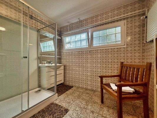 Toiletten- und Duschbereich Damen