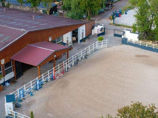 Reitplatz und Reithalle