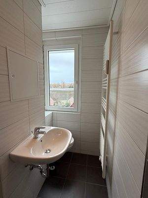 modern gefliestes Badezimmer