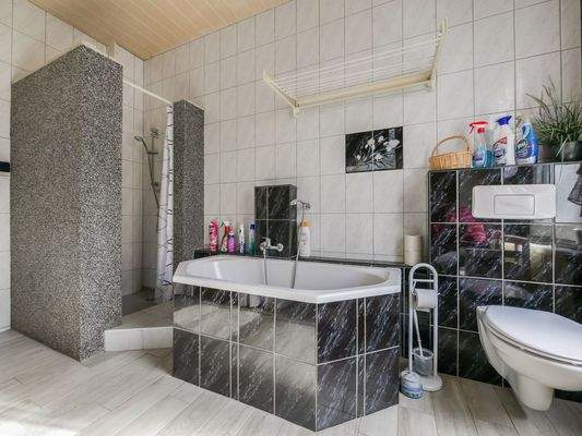 Etagenwohnung (Bad 1 a)