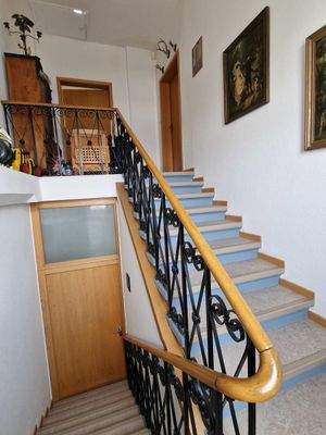 Abgeschlossener Aufgang ins DG