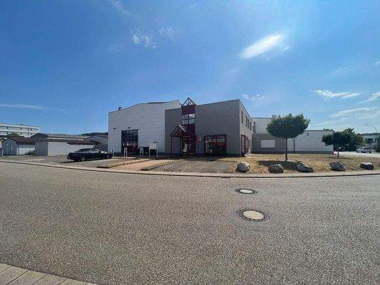 Bürogebäude und 1. Halle