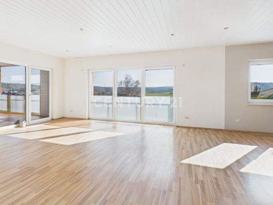 Heller Wohnbereich mit Ausblick