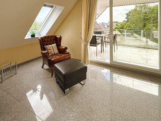 Wohnzimmer mit Loggia im Obergeschoss