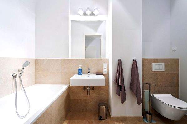 Badezimmer mit Dusche und Wanne