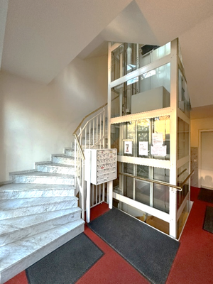 Eingangsbereich mit Fahrstuhl 