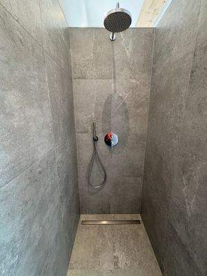 Dusche im Badezimmer