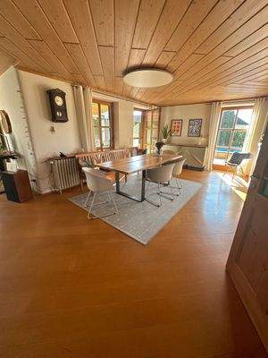 Heller Essbereich mit Uhr