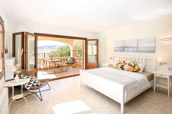 großes Schlafzimmer ...